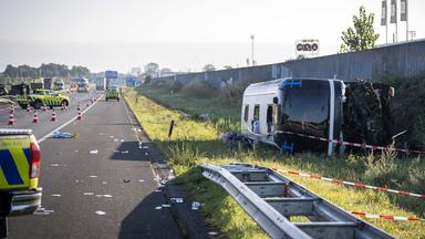 Rettungskräfte sind auf der Autobahn 28 im Einsatz, wo mehrere Personen bei einem Unfall zwischen einem Reisebus mit österreichischem Kennzeichen und einem Kleintranspoter verletzt wurden.