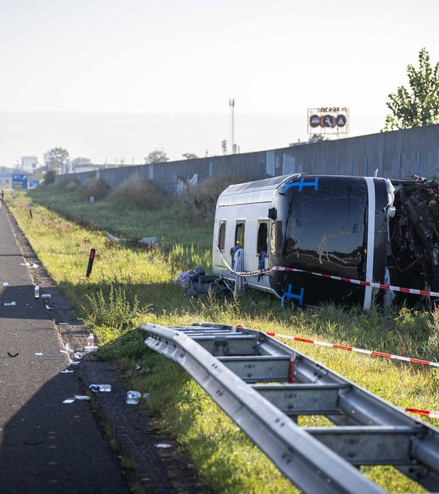Rettungskräfte sind auf der Autobahn 28 im Einsatz, wo mehrere Personen bei einem Unfall zwischen einem Reisebus mit österreichischem Kennzeichen und einem Kleintranspoter verletzt wurden.