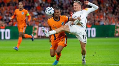 Nathan Ake im Zweikampf mit Florian Wirtz am 10.09.24.
