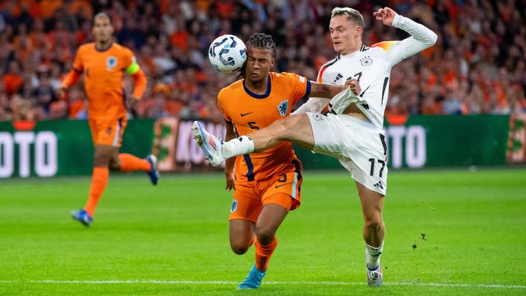 Nathan Ake im Zweikampf mit Florian Wirtz am 10.09.24.