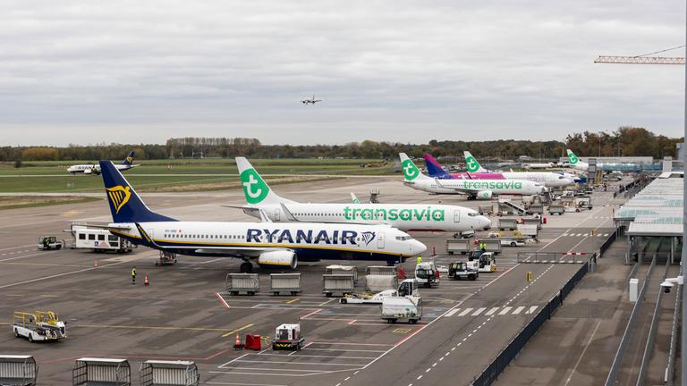 Niederlande, Eindhoven: Flugzeuge verschiedener Fluggesellschaften am Flughafen Eindhoven.
