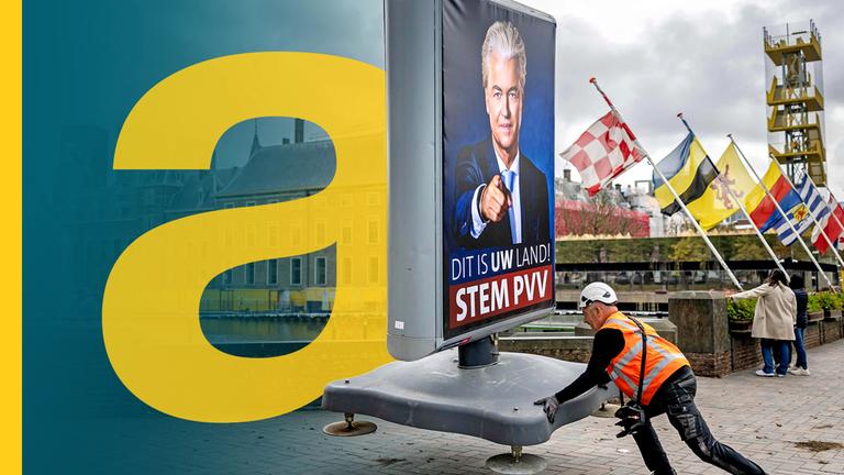 Ein Bauarbeiter stellt ein Walkplakat mit Geert Wilders auf die Straße