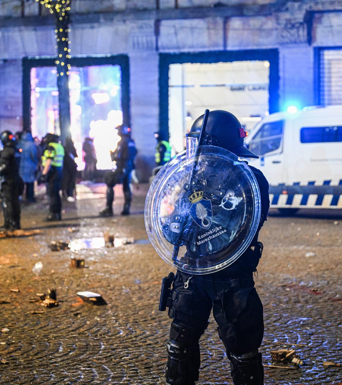 Die Polizei greift während der Silvesterfeierlichkeiten auf dem Dam-Platz in Amsterdam ein, nachdem es am 01.01.2026. zu Ausschreitungen gekommen war, bei denen Gruppen von Jugendlichen wahllos Feuerwerkskörper gezündet hatten.
