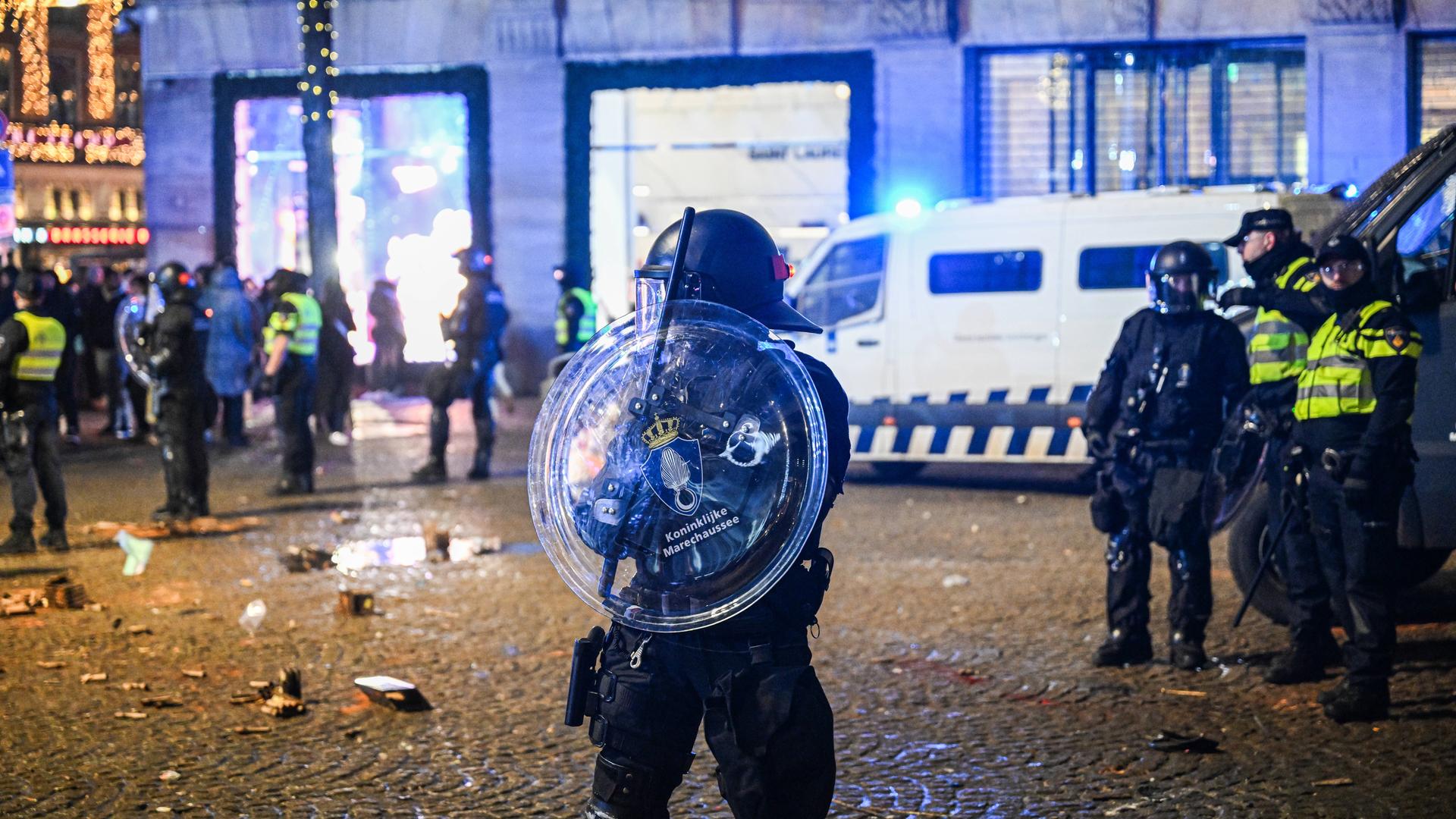 Die Polizei greift während der Silvesterfeierlichkeiten auf dem Dam-Platz in Amsterdam ein, nachdem es am 01.01.2026. zu Ausschreitungen gekommen war, bei denen Gruppen von Jugendlichen wahllos Feuerwerkskörper gezündet hatten.