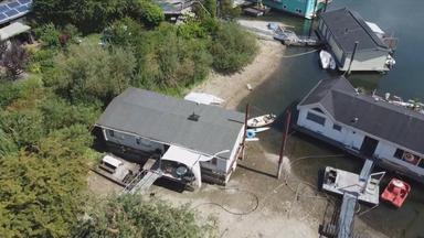 Hausboote liegen auf Grund