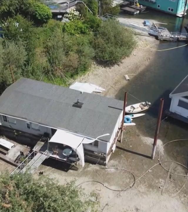 Hausboote liegen auf Grund