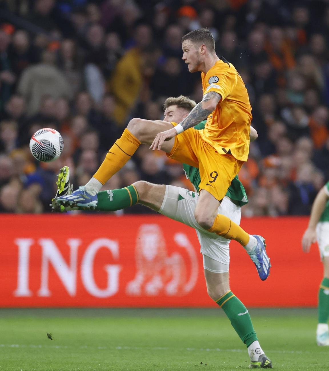Wout Weghorst (Niederlande) am Ball.