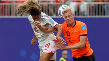Der Niederländer Jan Paul van Hecke (r.) springt gemeinsam mit dem Tunesier Hannibal Mejbri nach dem Ball