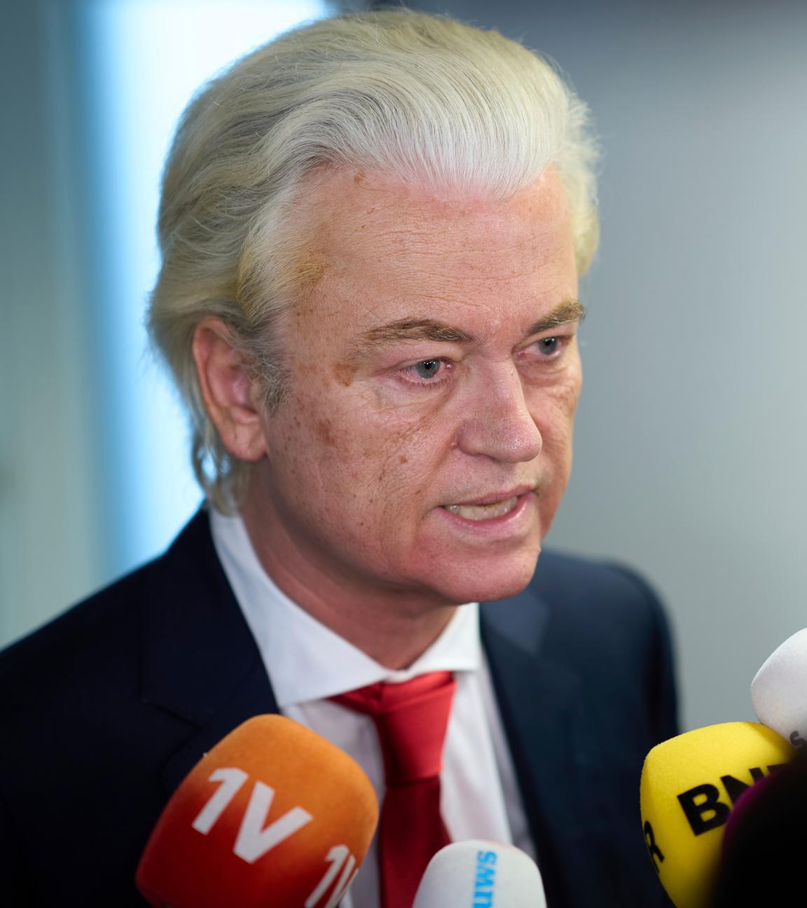 03.06.2025, Niederlande, Den Haag: Der Rechtspopulist Geert Wilders, Vorsitzender der Partei für die Freiheit (PVV), spricht zu den Medien, nachdem er im Streit um die Migrationspolitik den Rückzug seiner radikal-rechten Partei aus der Vier-Parteien-Koalition erklärt hat.