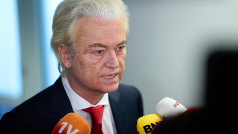03.06.2025, Niederlande, Den Haag: Der Rechtspopulist Geert Wilders, Vorsitzender der Partei für die Freiheit (PVV), spricht zu den Medien, nachdem er im Streit um die Migrationspolitik den Rückzug seiner radikal-rechten Partei aus der Vier-Parteien-Koalition erklärt hat.