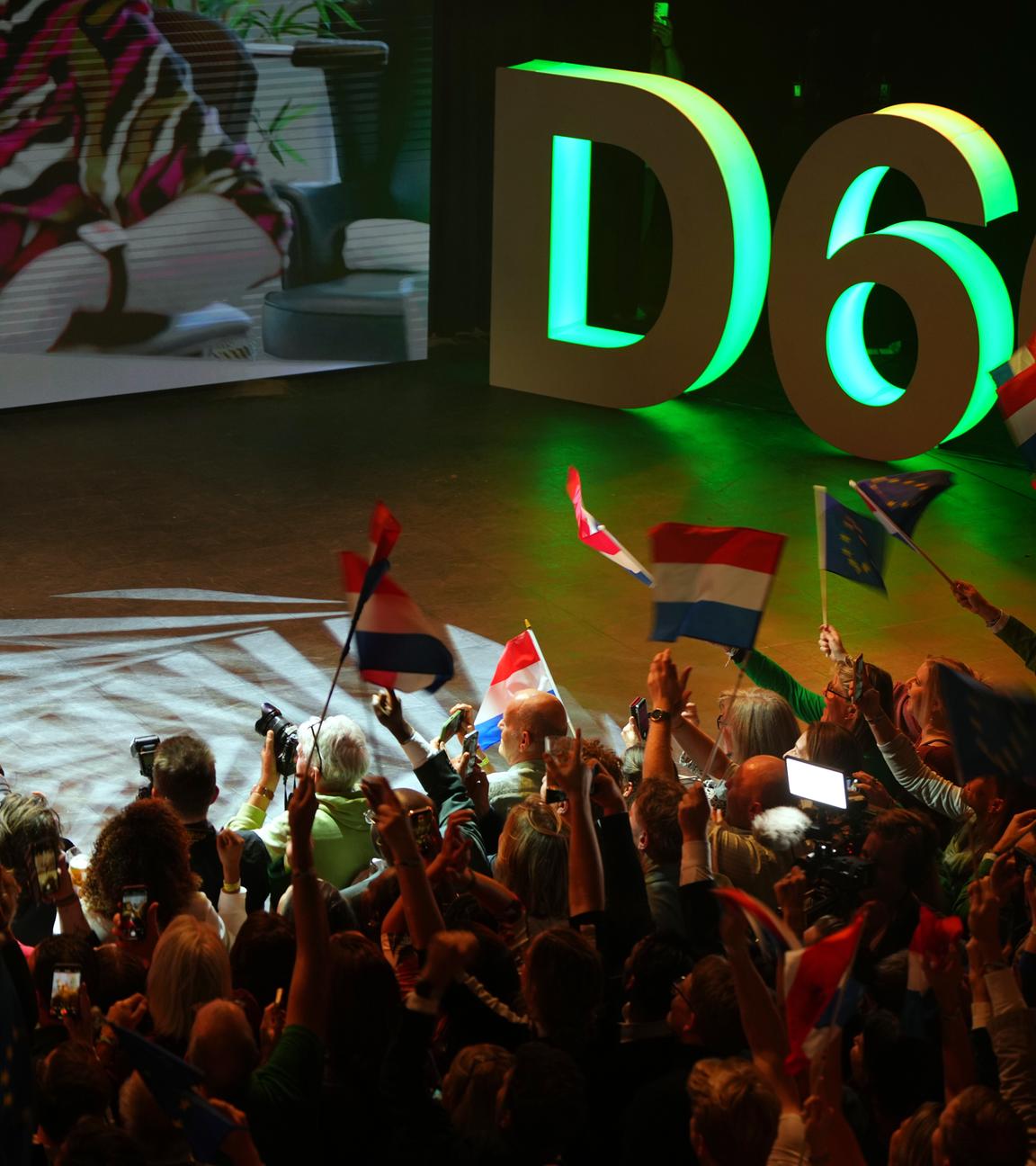 Man erkennt Rob Jetten, den Vorsitzenden der Partei D66 auf der Bühne sprechen.