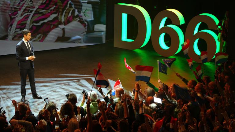 Man erkennt Rob Jetten, den Vorsitzenden der Partei D66 auf der Bühne sprechen.