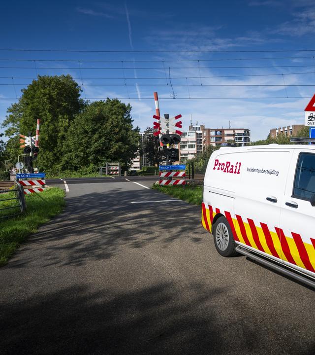Niederlande, Meppel: Mitarbeiter von ProRail und Polizei sind entlang der Gleise in Meppel (Niederlande) im Einsatz.