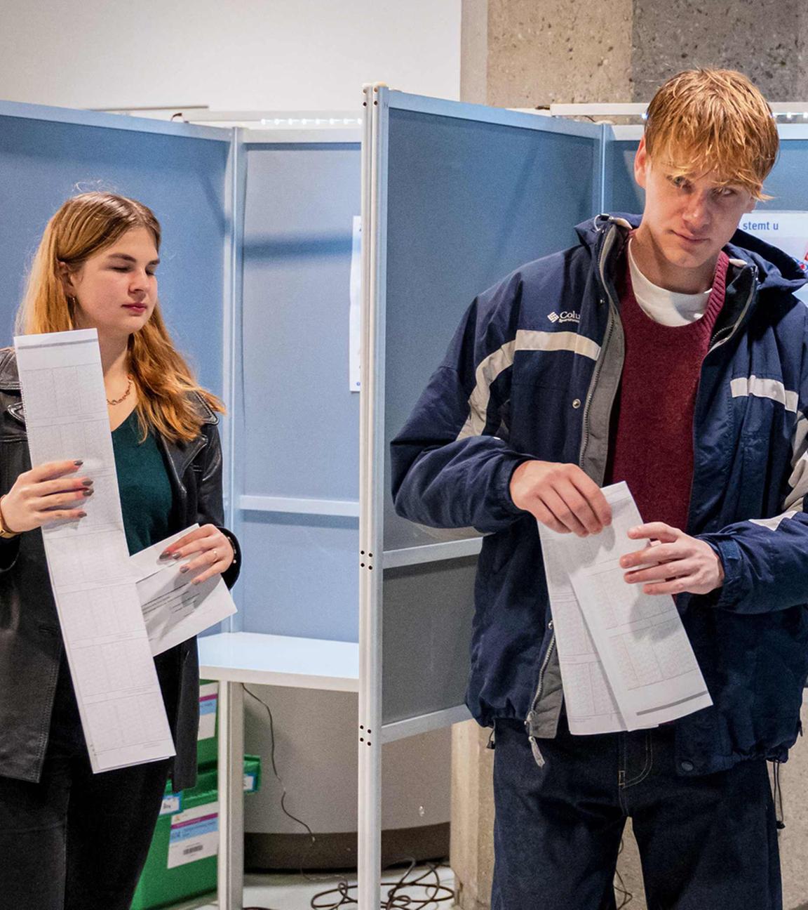 Wähler geben ihre Stimmen für die niederländischen Parlamentswahlen in einem Wahllokal in Den Haag am 29.10.2025 ab. 