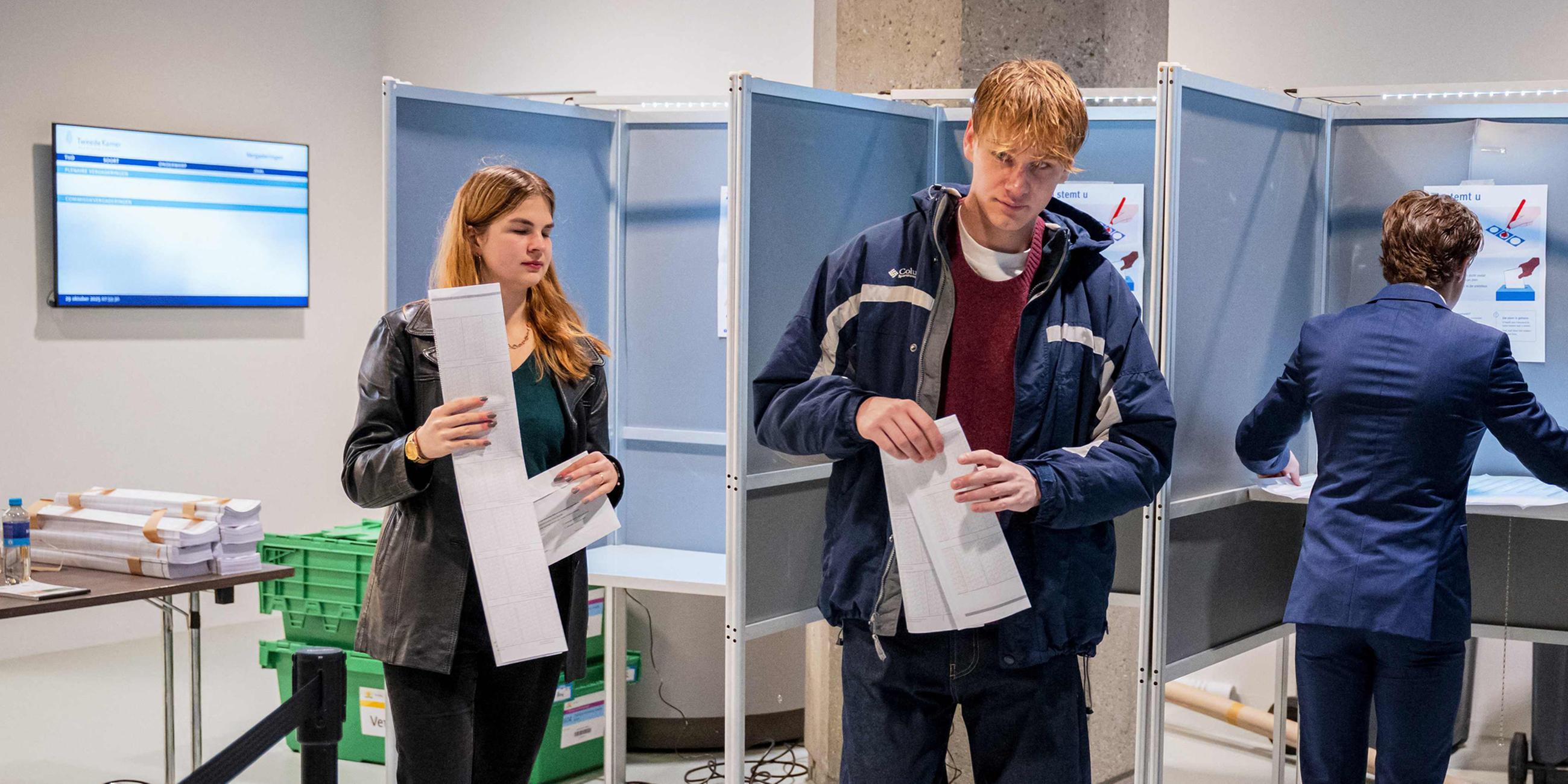 Wähler geben ihre Stimmen für die niederländischen Parlamentswahlen in einem Wahllokal in Den Haag am 29.10.2025 ab. 