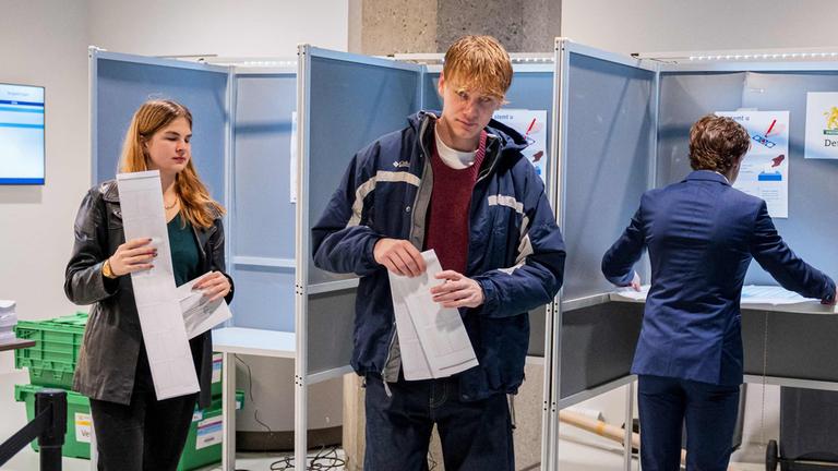 Wähler geben ihre Stimmen für die niederländischen Parlamentswahlen in einem Wahllokal in Den Haag am 29.10.2025 ab. 