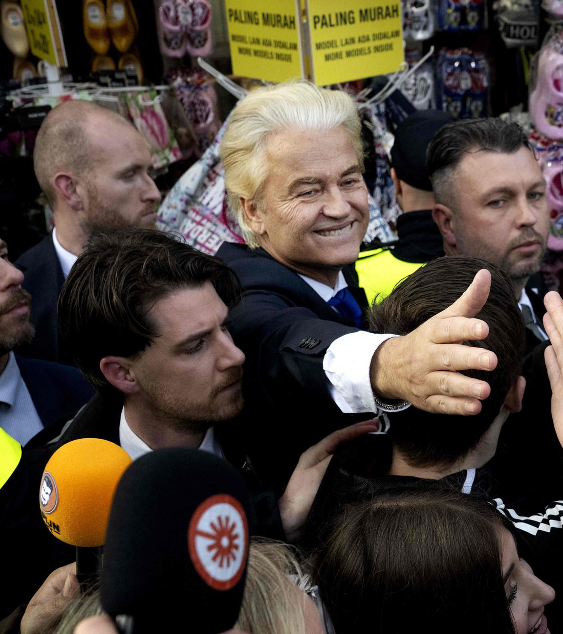 PVV-Vorsitzender Geert Wilders (Mitte) schüttelt Anhängern während einer Versammlung im Rahmen des Wahlkampfs seiner Partei für die niederländischen Parlamentswahlen in Volendam die Hand.