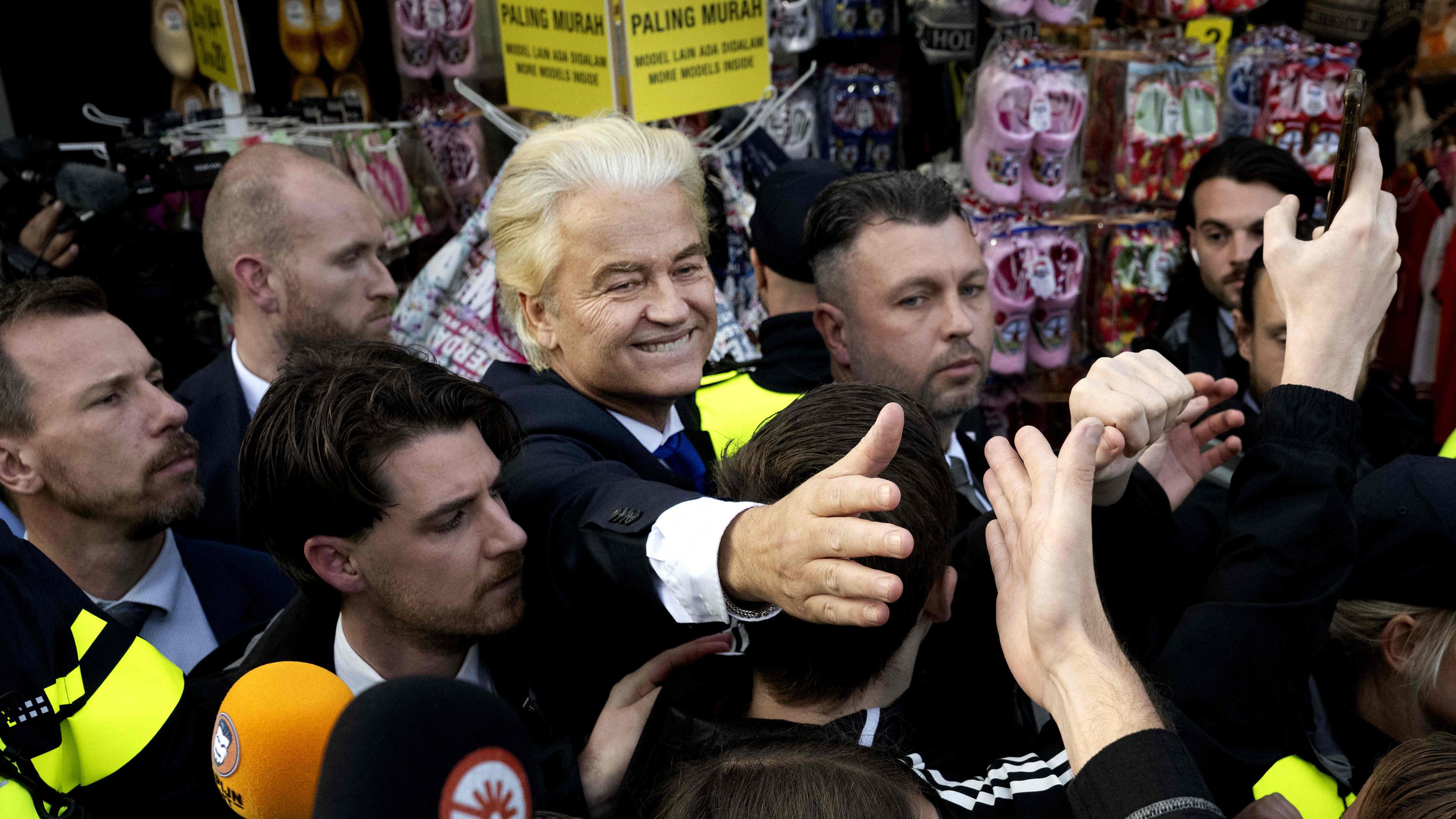 PVV-Vorsitzender Geert Wilders (Mitte) schüttelt Anhängern während einer Versammlung im Rahmen des Wahlkampfs seiner Partei für die niederländischen Parlamentswahlen in Volendam die Hand.