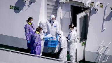 Niederlande: Personen in Schutzkleidung an Bord des Kreuzfahrtschiffes MV Hondius nach der Ankunft im Hafen von Rotterdam