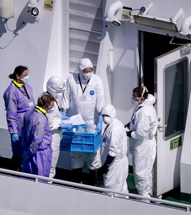 Niederlande: Personen in Schutzkleidung an Bord des Kreuzfahrtschiffes MV Hondius nach der Ankunft im Hafen von Rotterdam