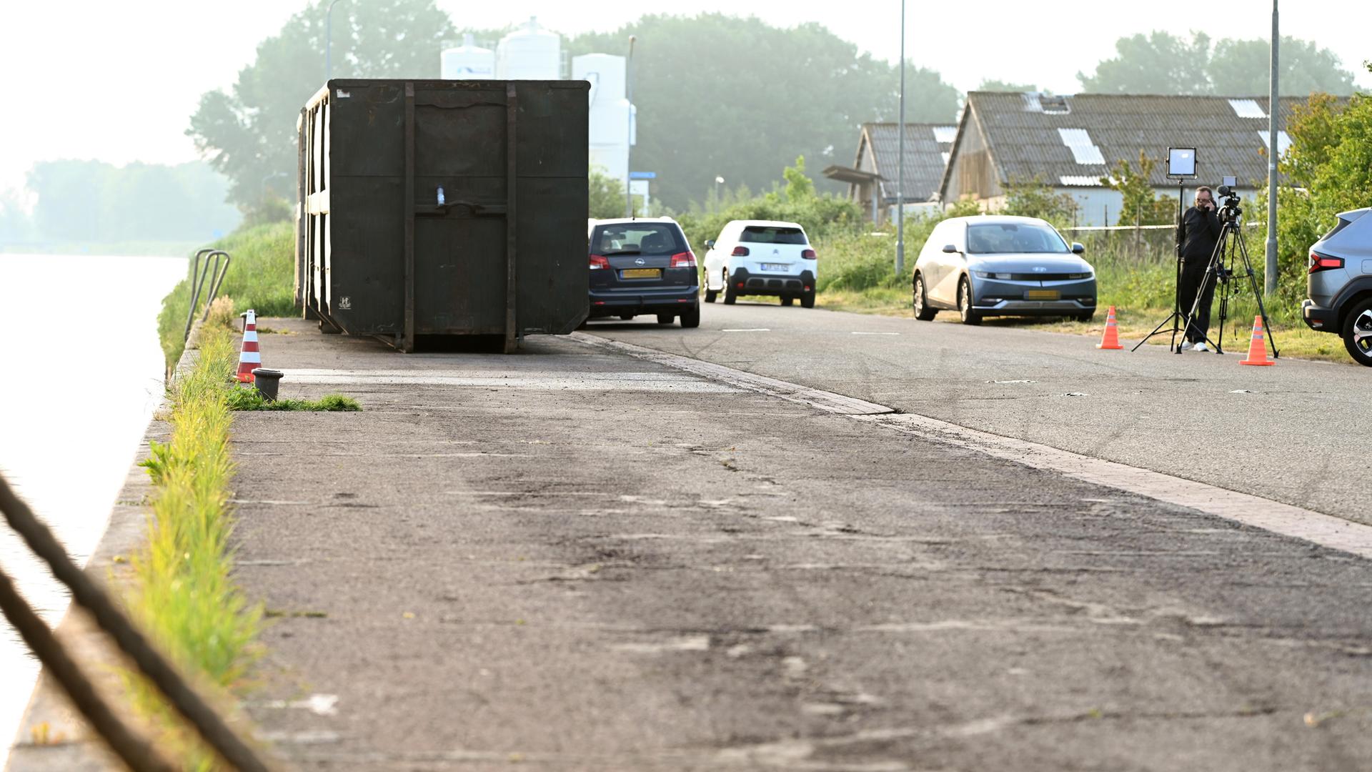 Pressevertreter stehen am Pier des Hafens, wo ein Auto nach der Bergung aus dem Hafenbecken zunächst abgestellt und abtransportiert wurde