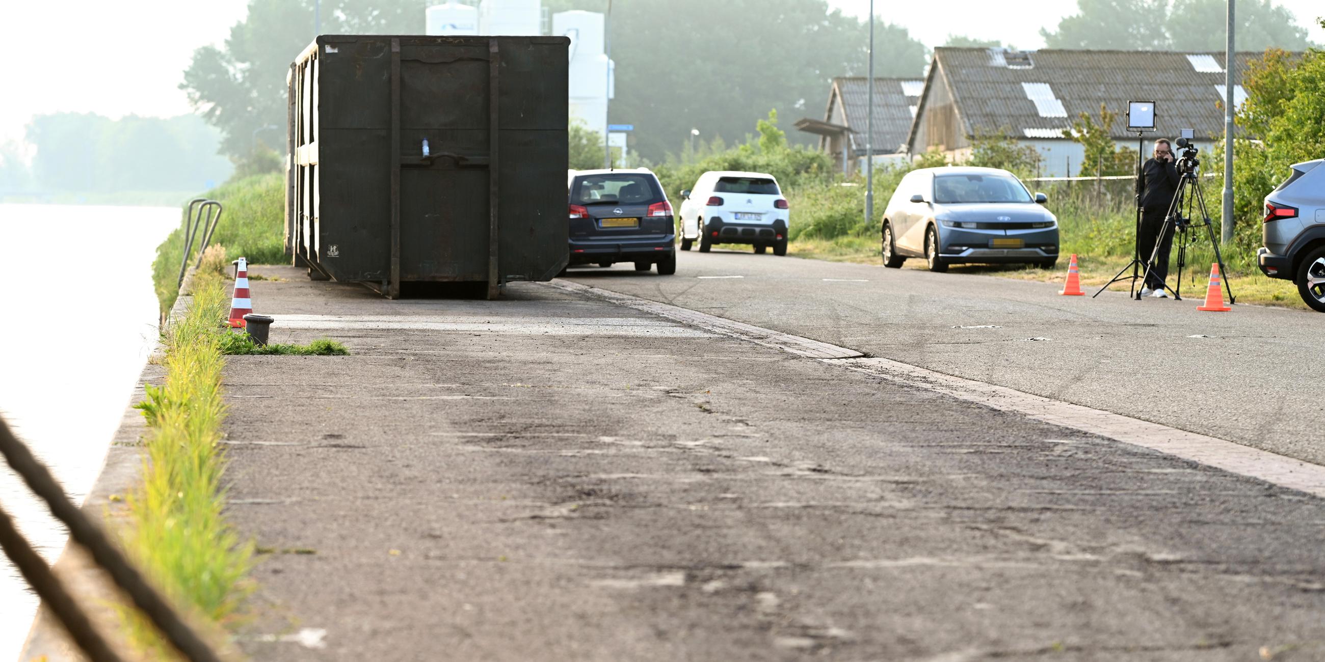 Pressevertreter stehen am Pier des Hafens, wo ein Auto nach der Bergung aus dem Hafenbecken zunächst abgestellt und abtransportiert wurde