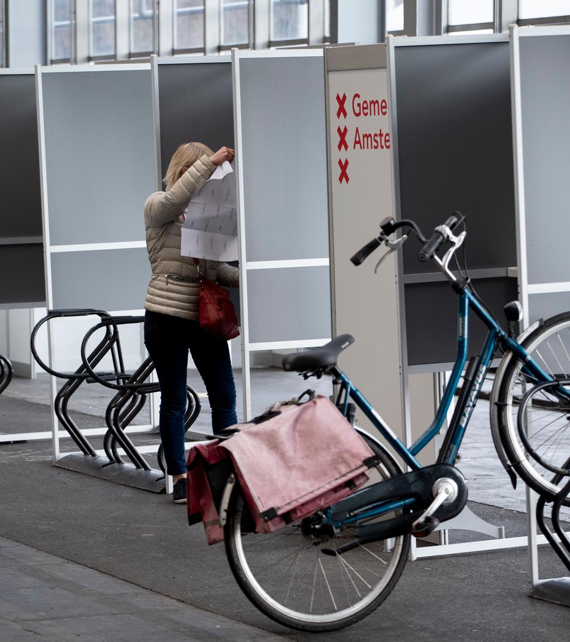 Symbolbild: Eine Frau in einem Wahllokal für Fahrradfahrer. Am 15.3.2021 in Amsterdam, Niederlande