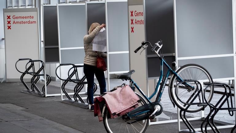 Symbolbild: Eine Frau in einem Wahllokal für Fahrradfahrer. Am 15.3.2021 in Amsterdam, Niederlande