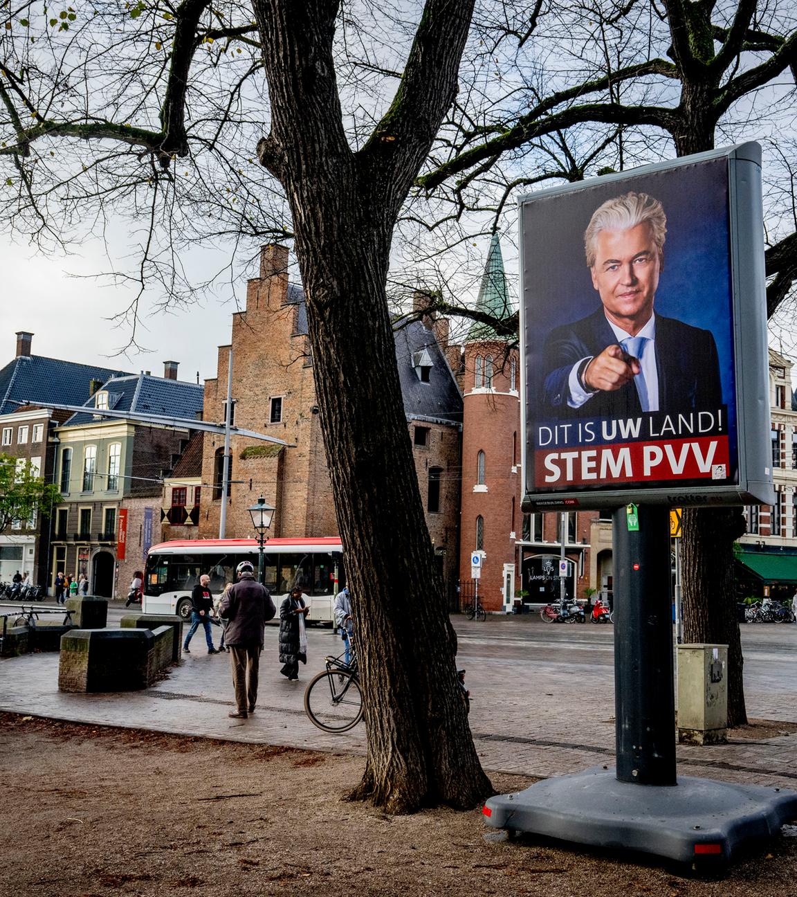 Niederlande: Wahlwerbung verschiedener politischer Parteien für die Parlamentswahlen am 29. Oktober 2025