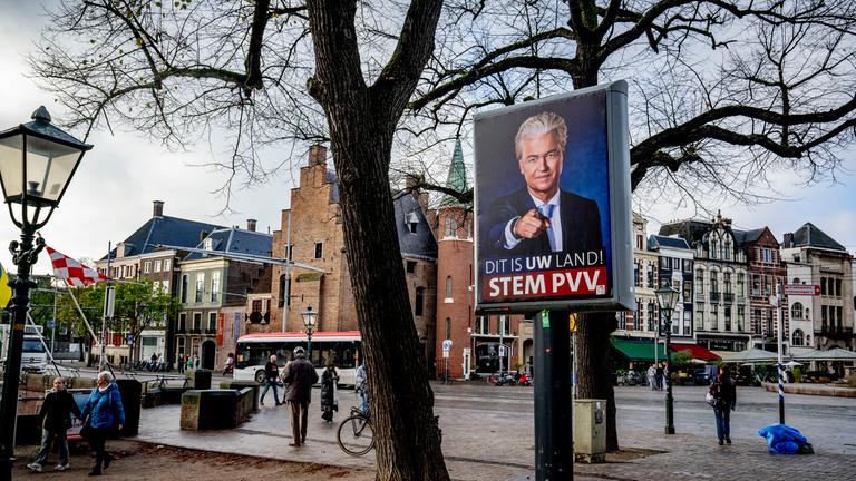 Niederlande: Wahlwerbung verschiedener politischer Parteien für die Parlamentswahlen am 29. Oktober 2025