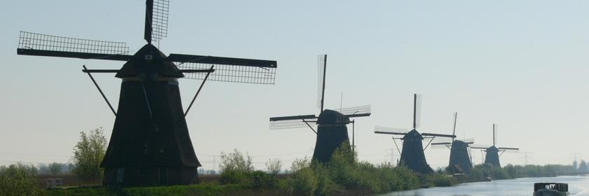 Zu sehen sind mehrere Windmühlen im niederländischen Kinderdijk.