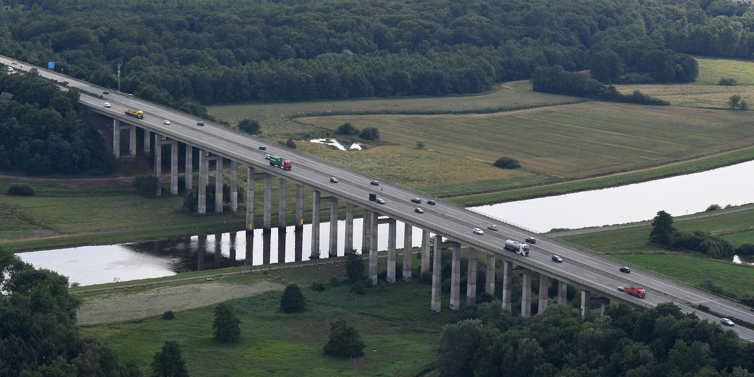Die Luftaufnahme zeigt Autos die über die Huntebrücke.
