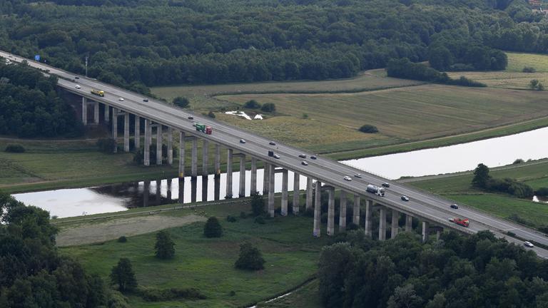 Die Luftaufnahme zeigt Autos die über die Huntebrücke.