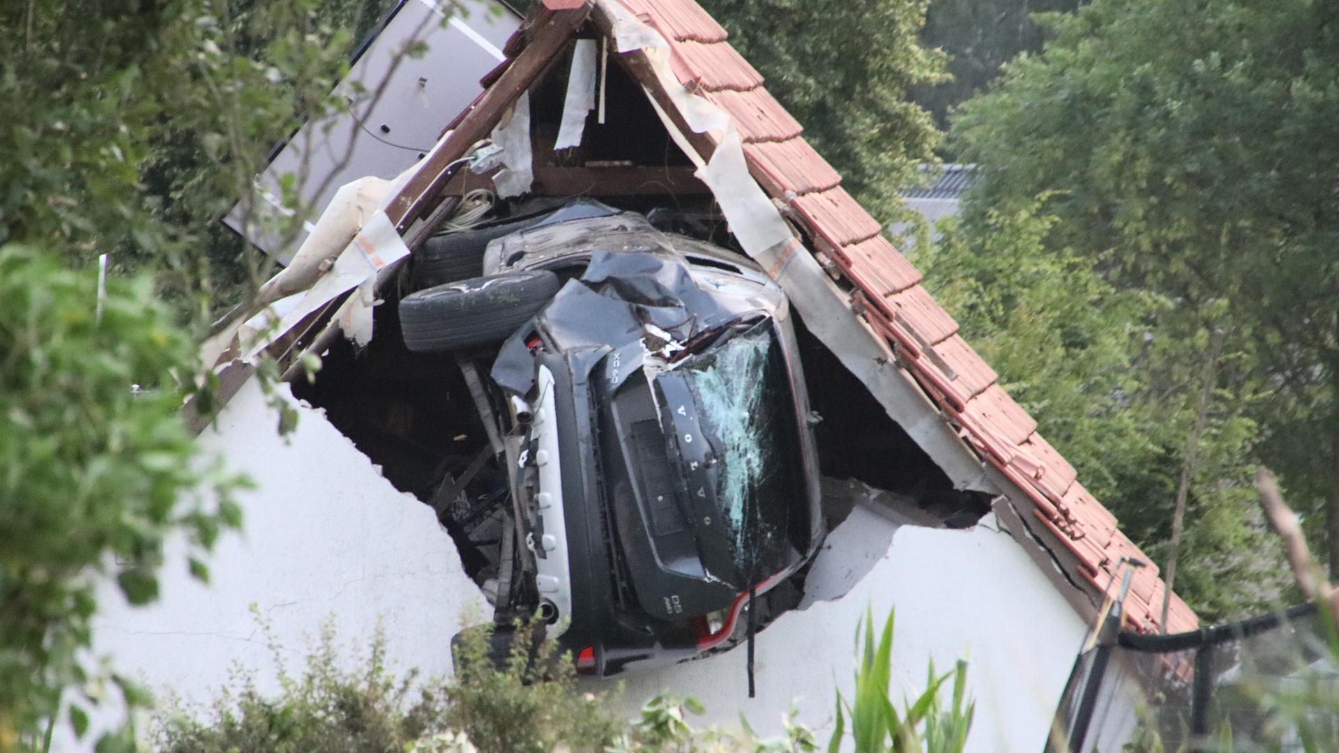 Niedersachsen, Bohmte: Ein Auto liegt nach einem kurzen Flug seitlich in der Mauer einer Scheune.