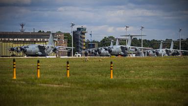 Niedersachsen, Wunstorf: Mehrere Transportflugzeuge vom Typ Airbus A400M der Luftwaffe stehen auf dem Fliegerhorst Wunstorf in der Region Hannover.