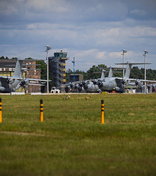 Niedersachsen, Wunstorf: Mehrere Transportflugzeuge vom Typ Airbus A400M der Luftwaffe stehen auf dem Fliegerhorst Wunstorf in der Region Hannover.