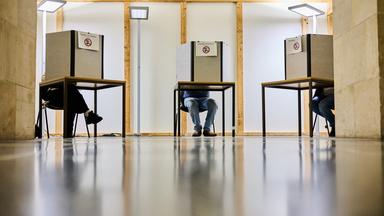 Wähler geben in einem Wahlraum im Neuen Rathaus ihre Stimmen für die Kommunalwahl 2026 in Niedersachsen ab.