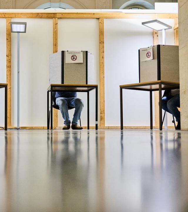 Wähler geben in einem Wahlraum im Neuen Rathaus ihre Stimmen für die Kommunalwahl 2026 in Niedersachsen ab.