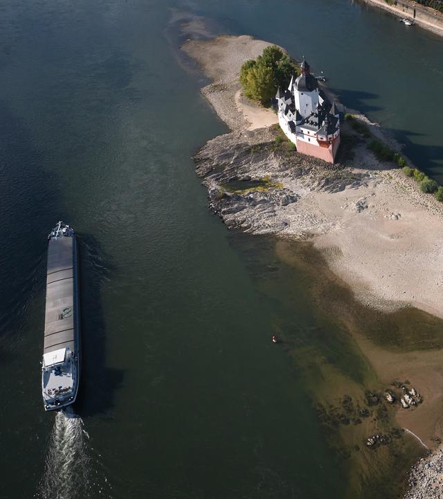 Ein Schiff fährt auf dem Rhein bei einem niedrigen Wasserstand an der Burg Pfalzgrafenstein, in Kaub, am 06.08.2026 vorbei.
