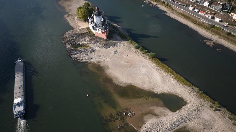 Ein Schiff fährt auf dem Rhein bei einem niedrigen Wasserstand an der Burg Pfalzgrafenstein, in Kaub, am 06.08.2026 vorbei.
