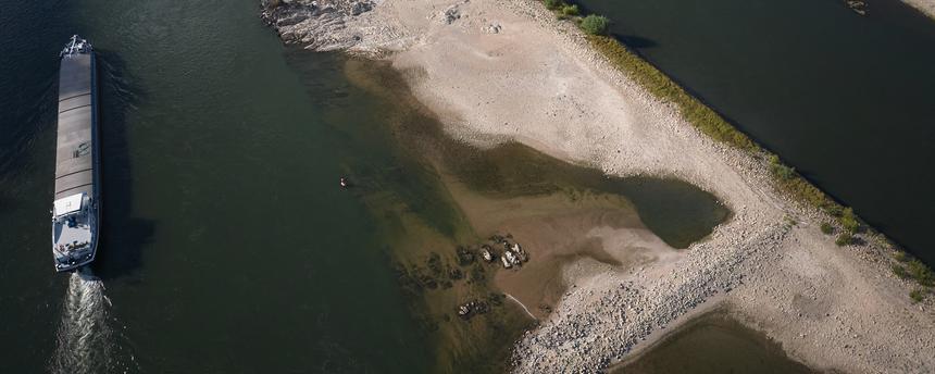 Ein Schiff fährt auf dem Rhein bei einem niedrigen Wasserstand an der Burg Pfalzgrafenstein, in Kaub, am 06.08.2026 vorbei.