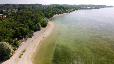 Baden-Württemberg, Friedrichshafen: Der Bodensee führt derzeit so wenig Wasser wie selten um diese Jahreszeit (Aufnahme mit Drohne).