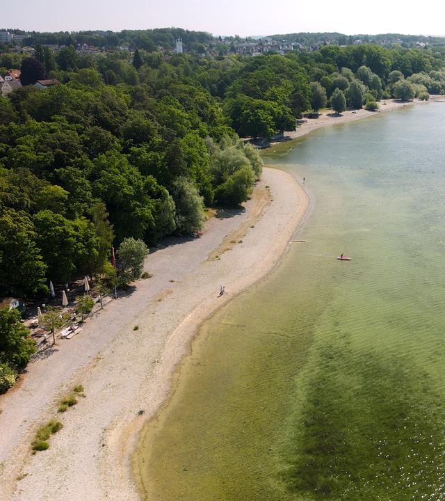 Baden-Württemberg, Friedrichshafen: Der Bodensee führt derzeit so wenig Wasser wie selten um diese Jahreszeit (Aufnahme mit Drohne).