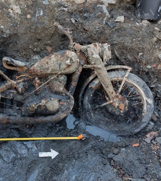 Ein Wehrmachtsmotorrad aus dem Zweiten Weltkrieg, kommt aufgrund des niedrigen Pegelstands in der Donau bei Budapest zum Vorschein.