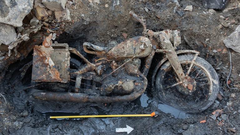 Ein Wehrmachtsmotorrad aus dem Zweiten Weltkrieg, kommt aufgrund des niedrigen Pegelstands in der Donau bei Budapest zum Vorschein.