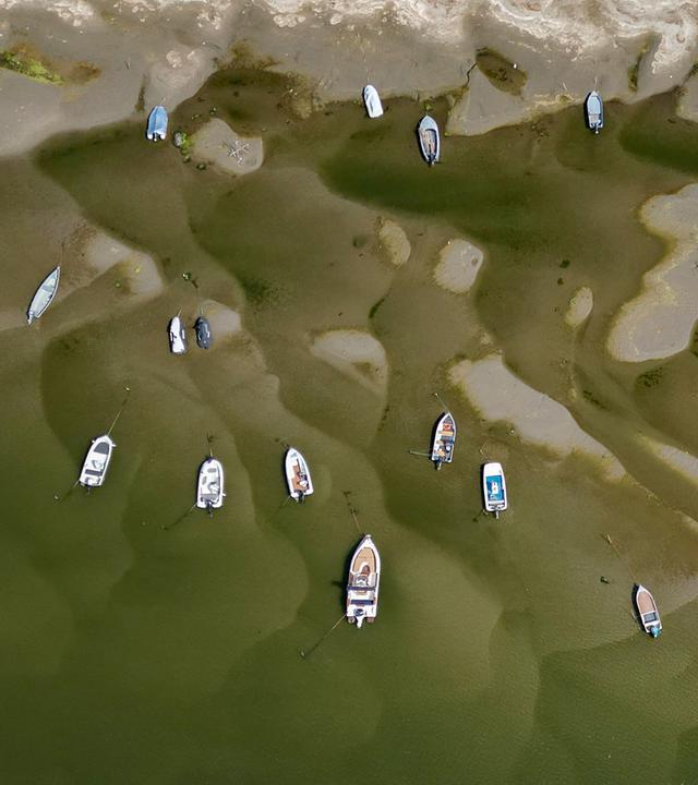 Eine Luftaufnahme vom 24. Juli 2026 zeigt Boote im flachen Wasser der Donau bei Corabia im Süden Rumäniens.