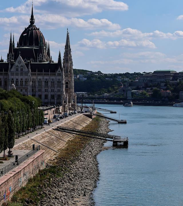 Das am 28. Juli 2026 aufgenommene Foto zeigt die Donau mit ihrem teilweise freigelegten Flussbett in Budapest, Ungarn.