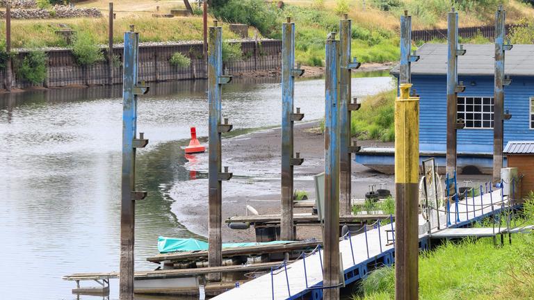 Extremes Niedrigwasser am Hafen von Dömitz