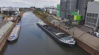 Schiffe im Rhein, der sehr wenig Wasser führt.