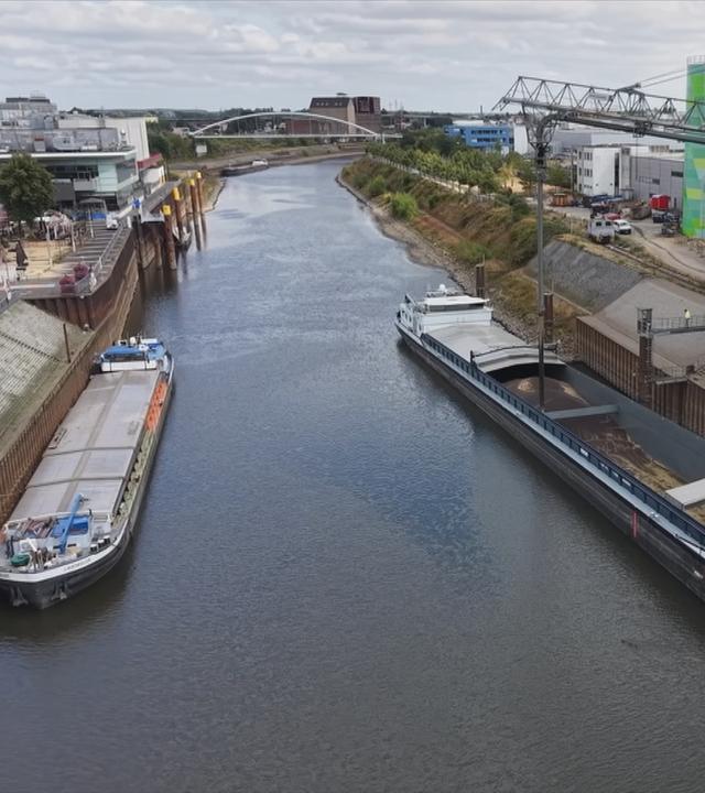 Schiffe im Rhein, der sehr wenig Wasser führt.